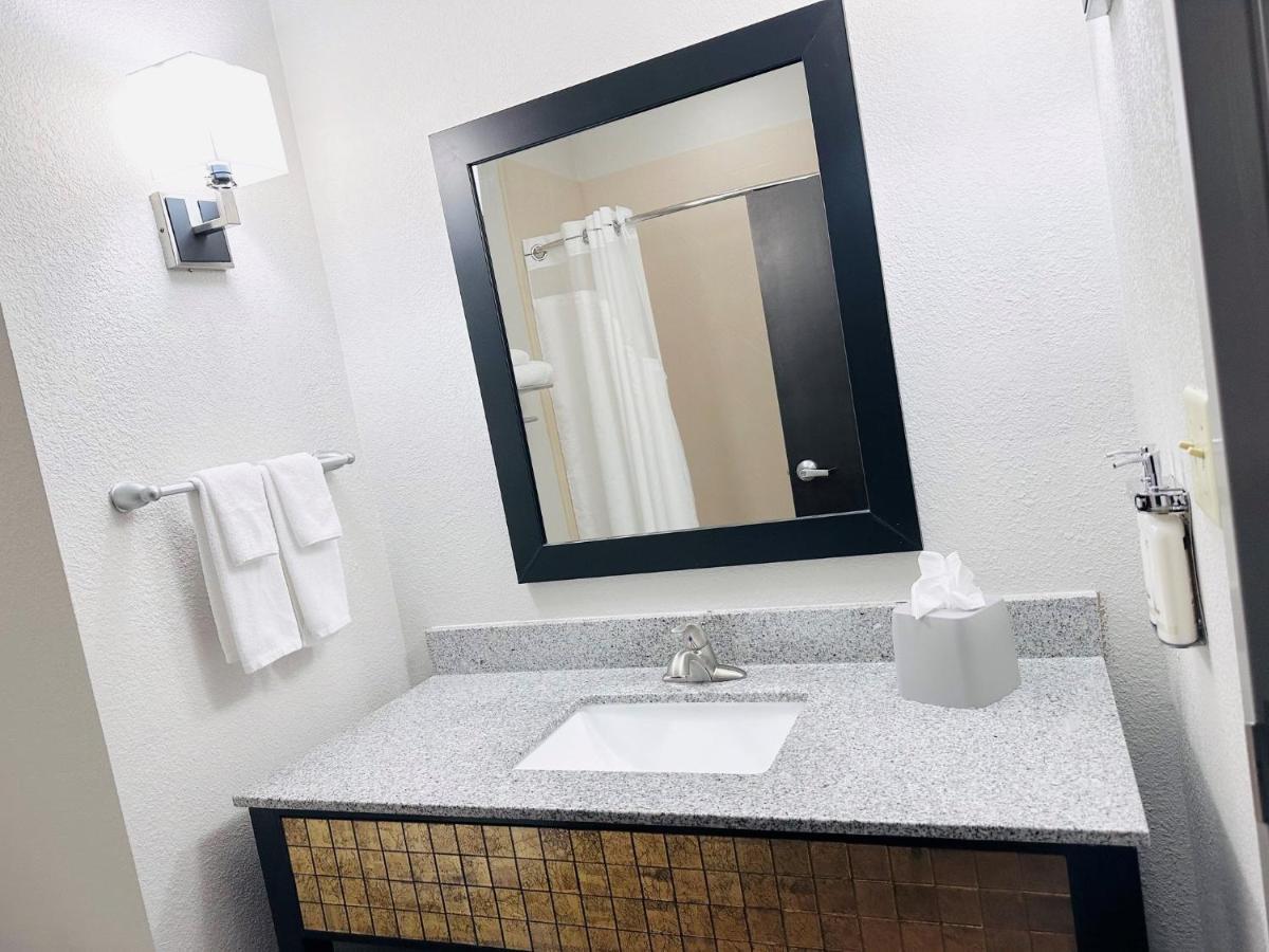 Holiday Inn Express & Suites Houston East - Baytown, An Ihg Hotel Exterior photo