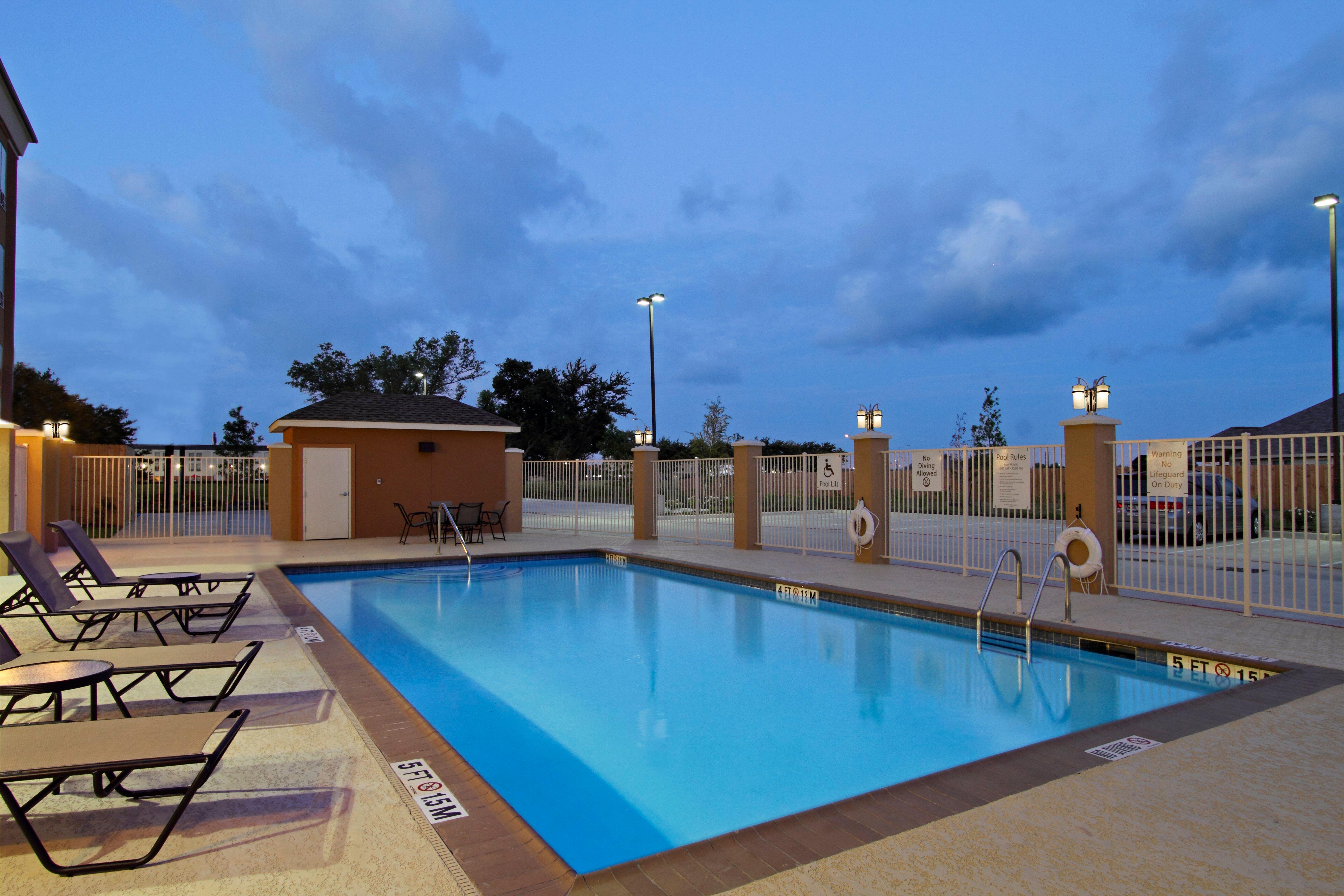 Holiday Inn Express & Suites Houston East - Baytown, An Ihg Hotel Exterior photo