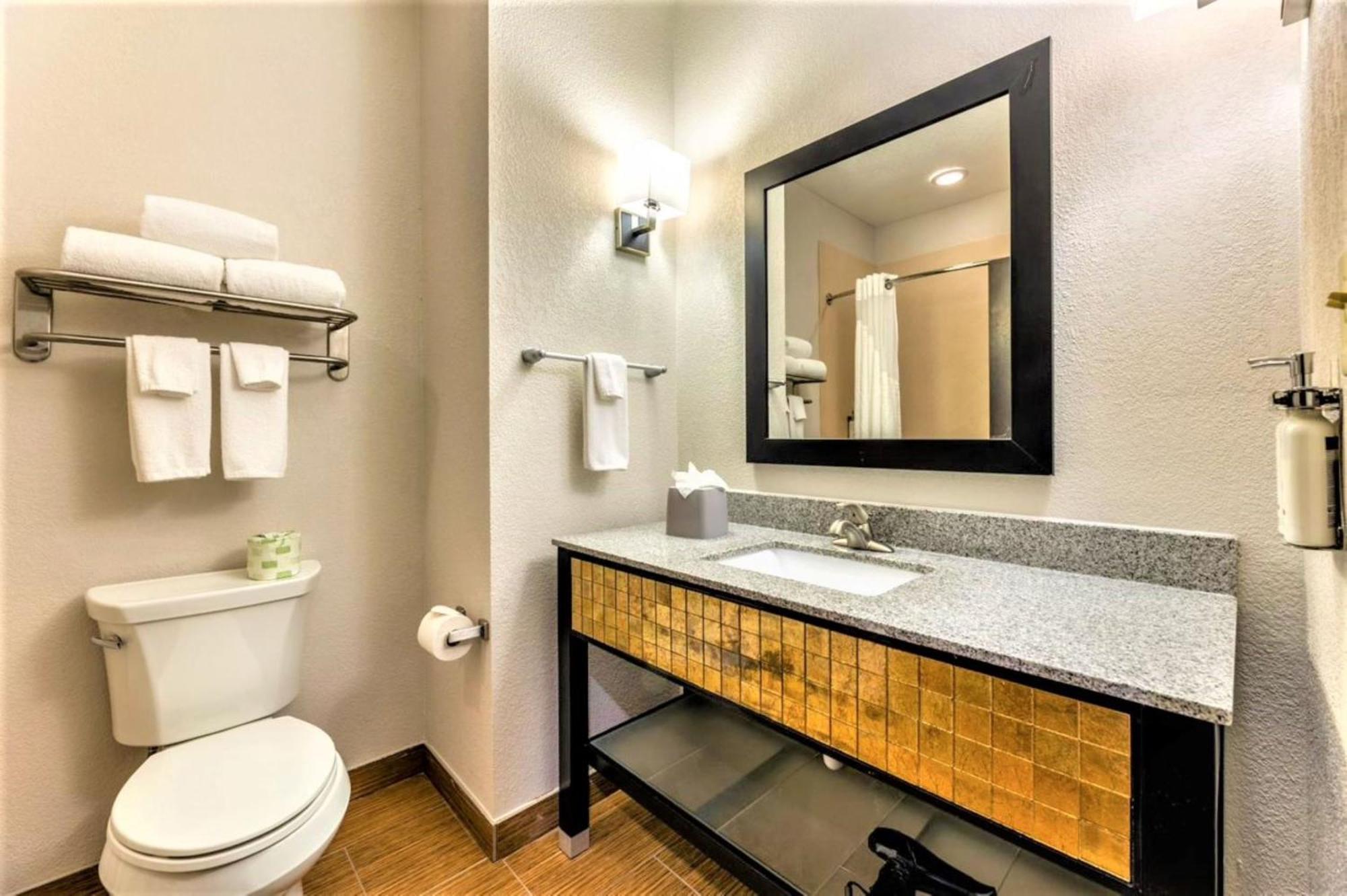 Holiday Inn Express & Suites Houston East - Baytown, An Ihg Hotel Exterior photo
